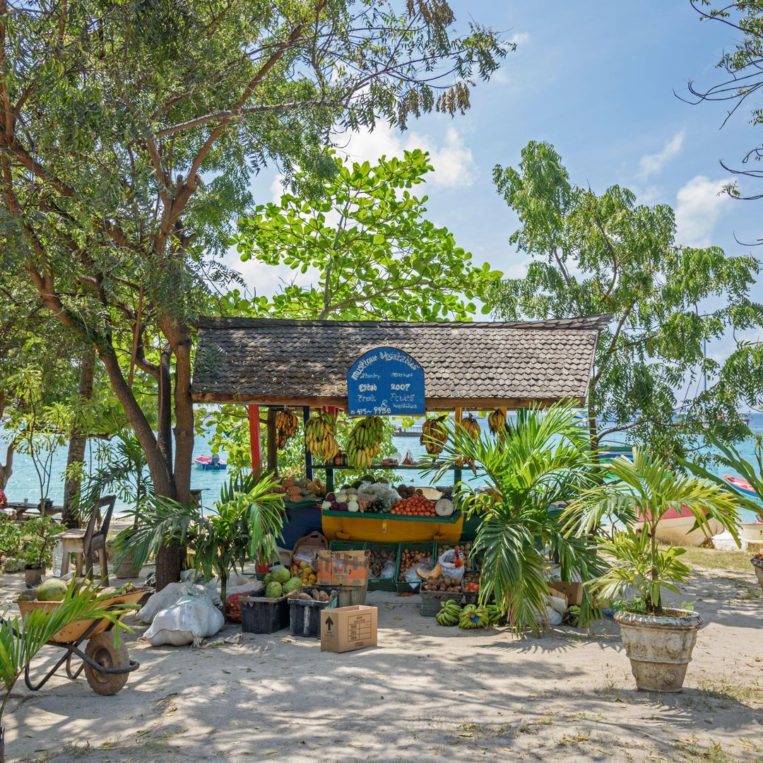 Puesto de frutas en la isla de Mustique, San Vicente y las Granadinas, Caribe