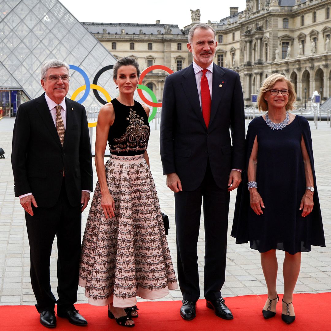 Los reyes Felipe y Letizia, junto a otros 'royals' europeos, asisten a la gran cena de gala en el Museo del Louvre ofrecida por el COI