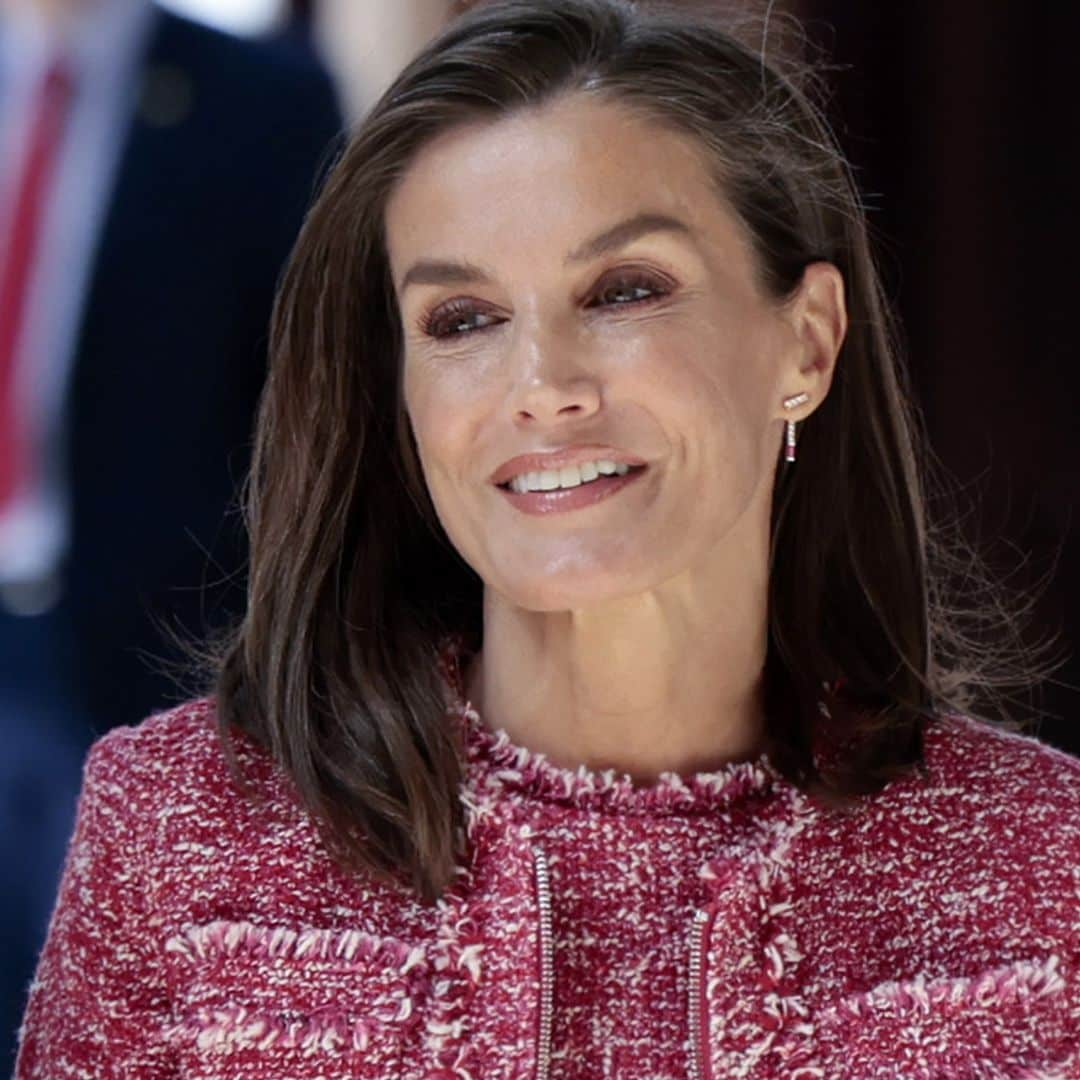 La reina Letizia innova con un pantalón superancho y zapatillas tras mostrar abdominales hace dos años