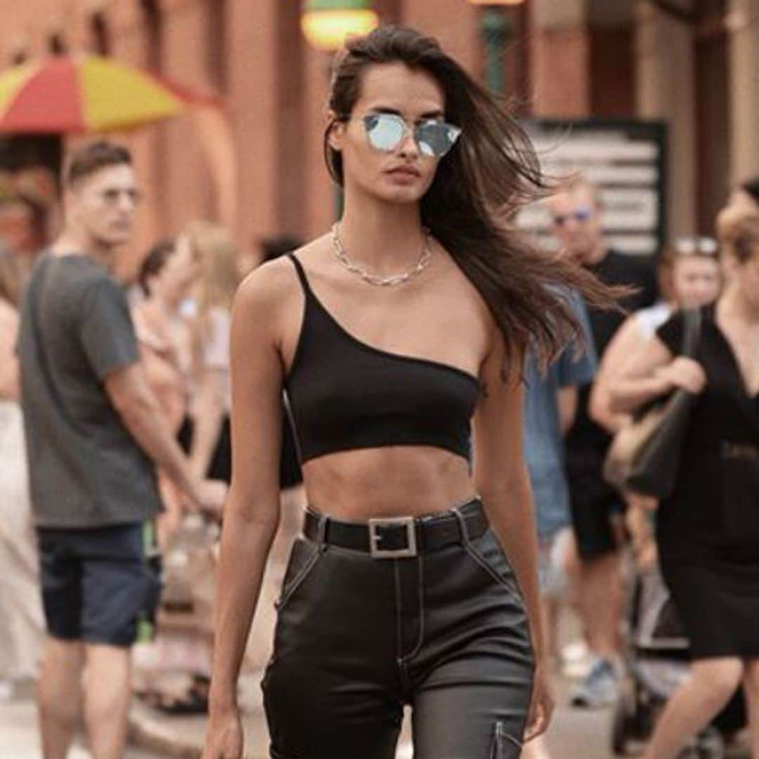 Los looks de las modelos para no renunciar al negro en verano