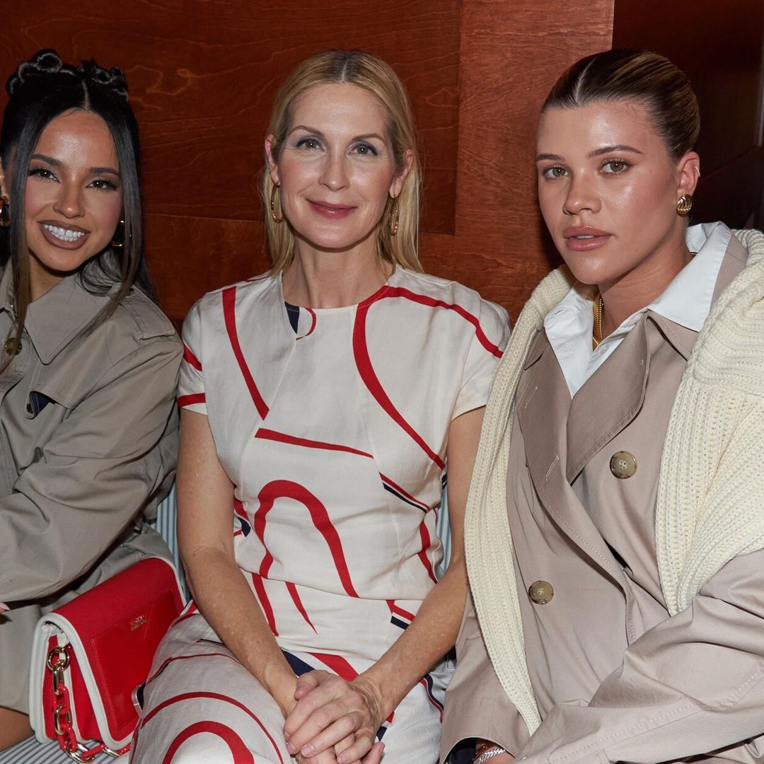 Becky G y Sofia Richie juntas y en abrigos coordinados durante New York Fashion Week