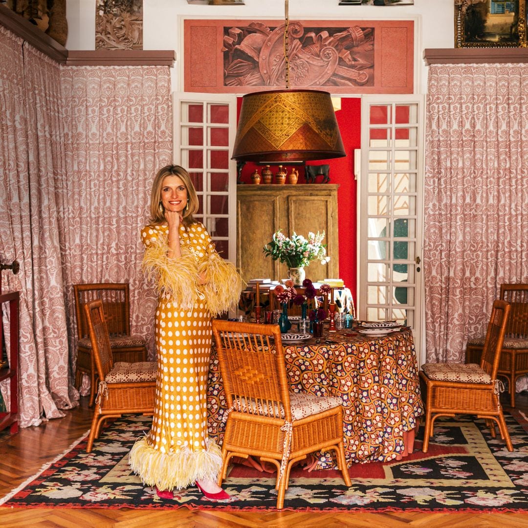 Martina en el comedor, que ocupa un sitio preferente en la casa. La mesa está vestida con la colección 'Silk Road' de Casa Cabana otoño-invierno 2024