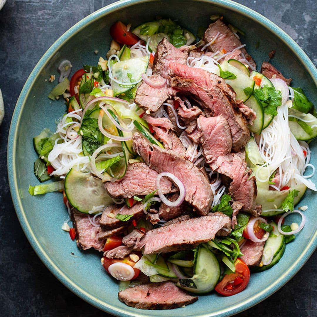 Ensalada 'estilo thai' de pepino, fideos de arroz y tataki de ternera