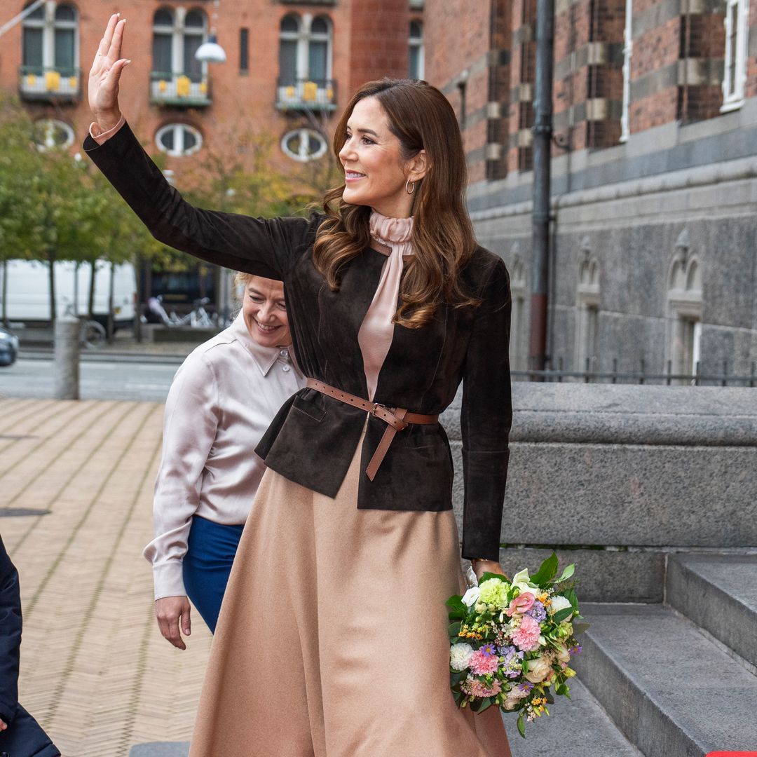 Mary de Dinamarca deslumbra con el atuendo ideal para el otoño