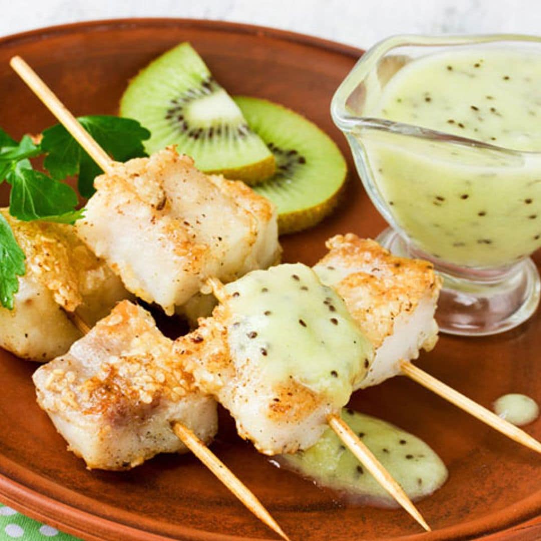 Brochetas de rape con mayonesa ligera de kiwi