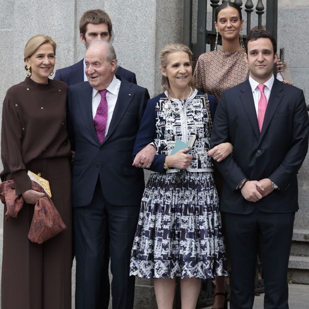 El rey Juan Carlos, con las infantas Elena y Cristina, acude a la boda de José Luis Martínez-Almeida y Teresa Urquijo