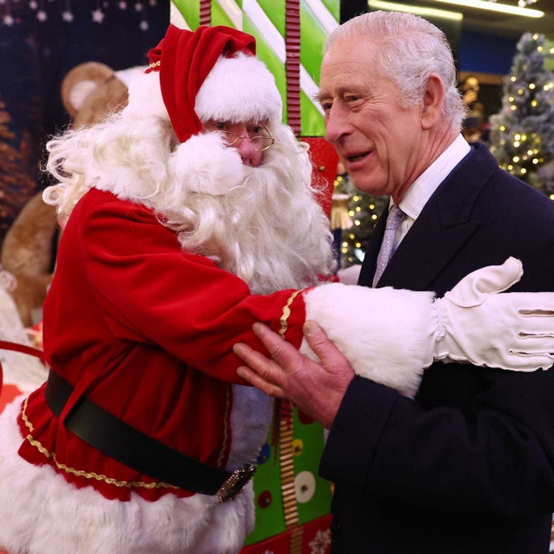 No te pierdas el simpatiquísimo momento en el que Carlos III se encuentra con Papá Noel