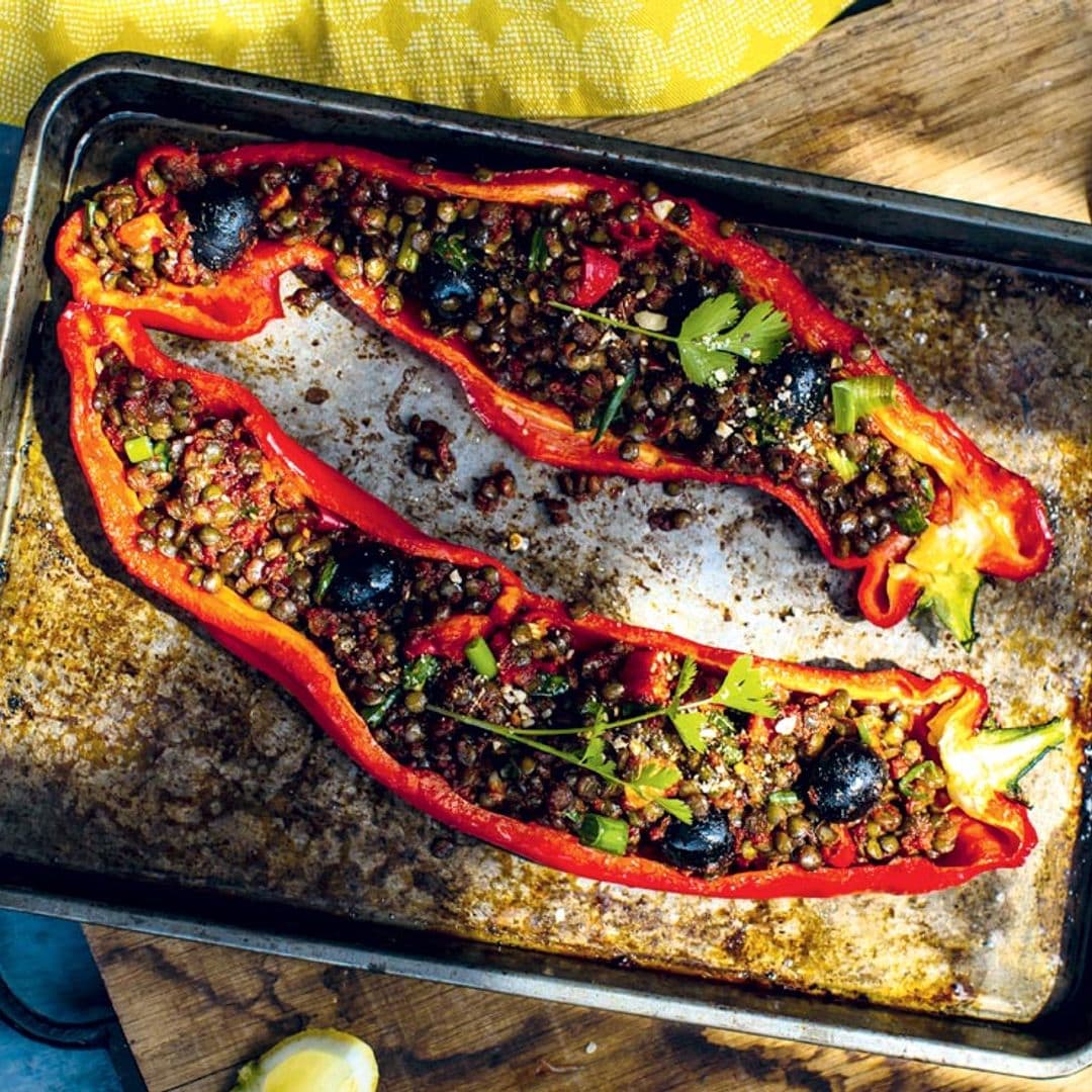 Pimientos rellenos de lentejas, 'dukkah' y aceitunas negras