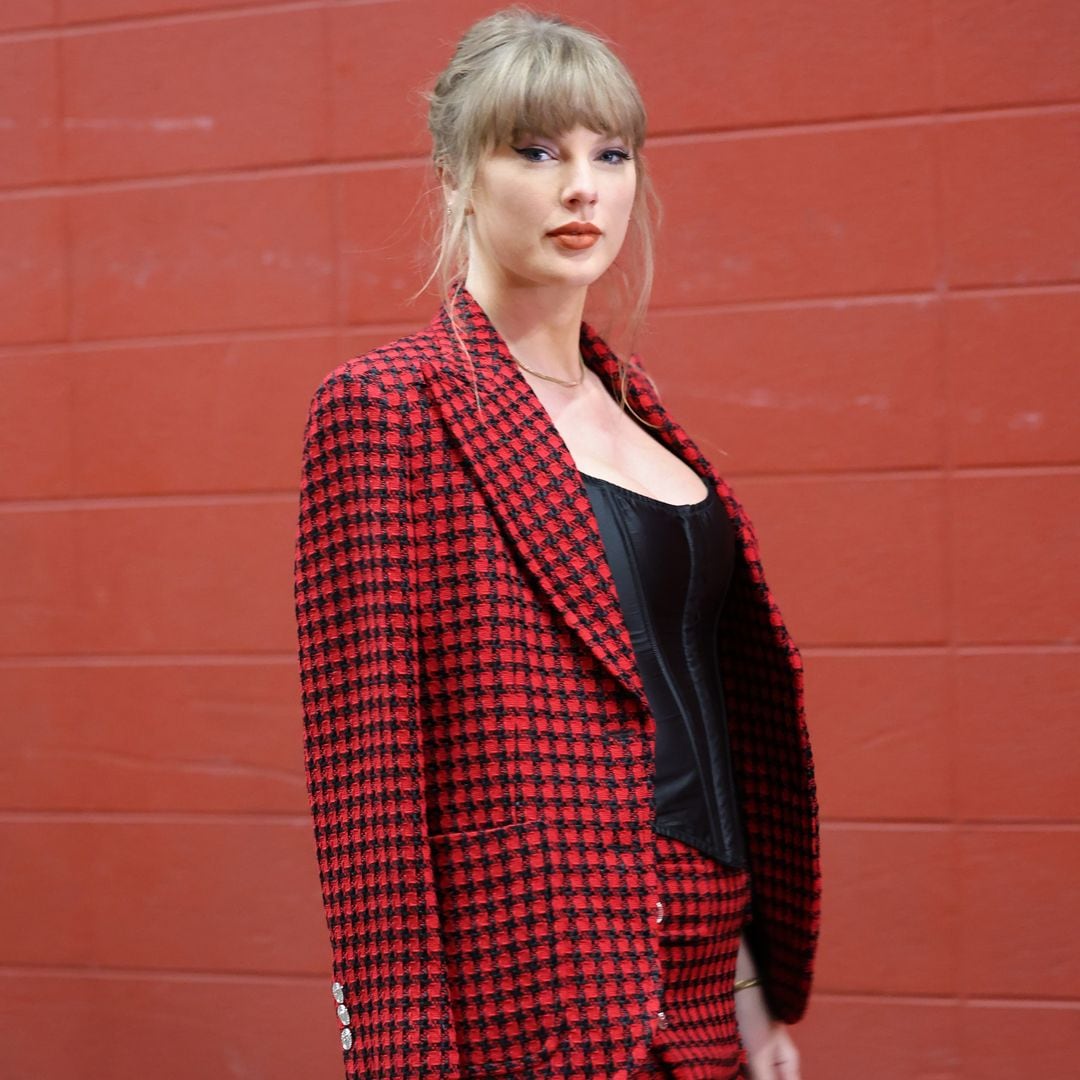 Taylor Swift reaparece con un traje Versace para apoyar a Travis Kelce