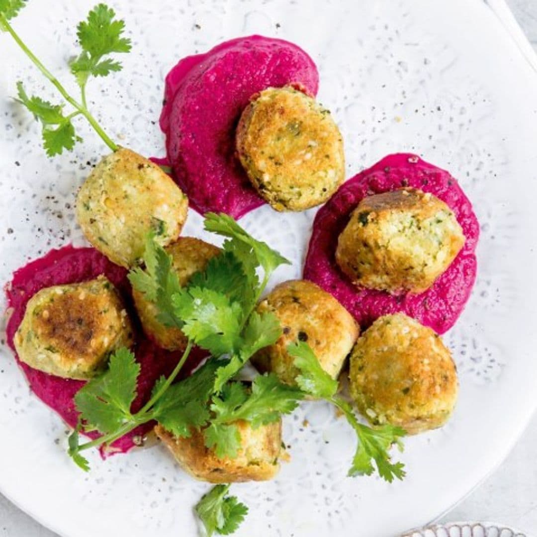 Falafel con hummus de remolacha