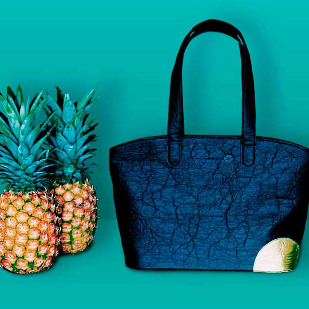 Bolsos creados con conciencia social y fabricados a partir de la fibra de piña