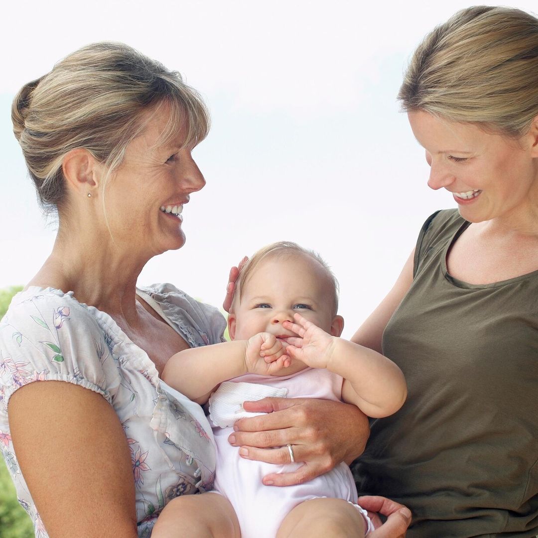 Tu bebé acaba de nacer: ¿qué papel tendrán tu madre y tu suegra?