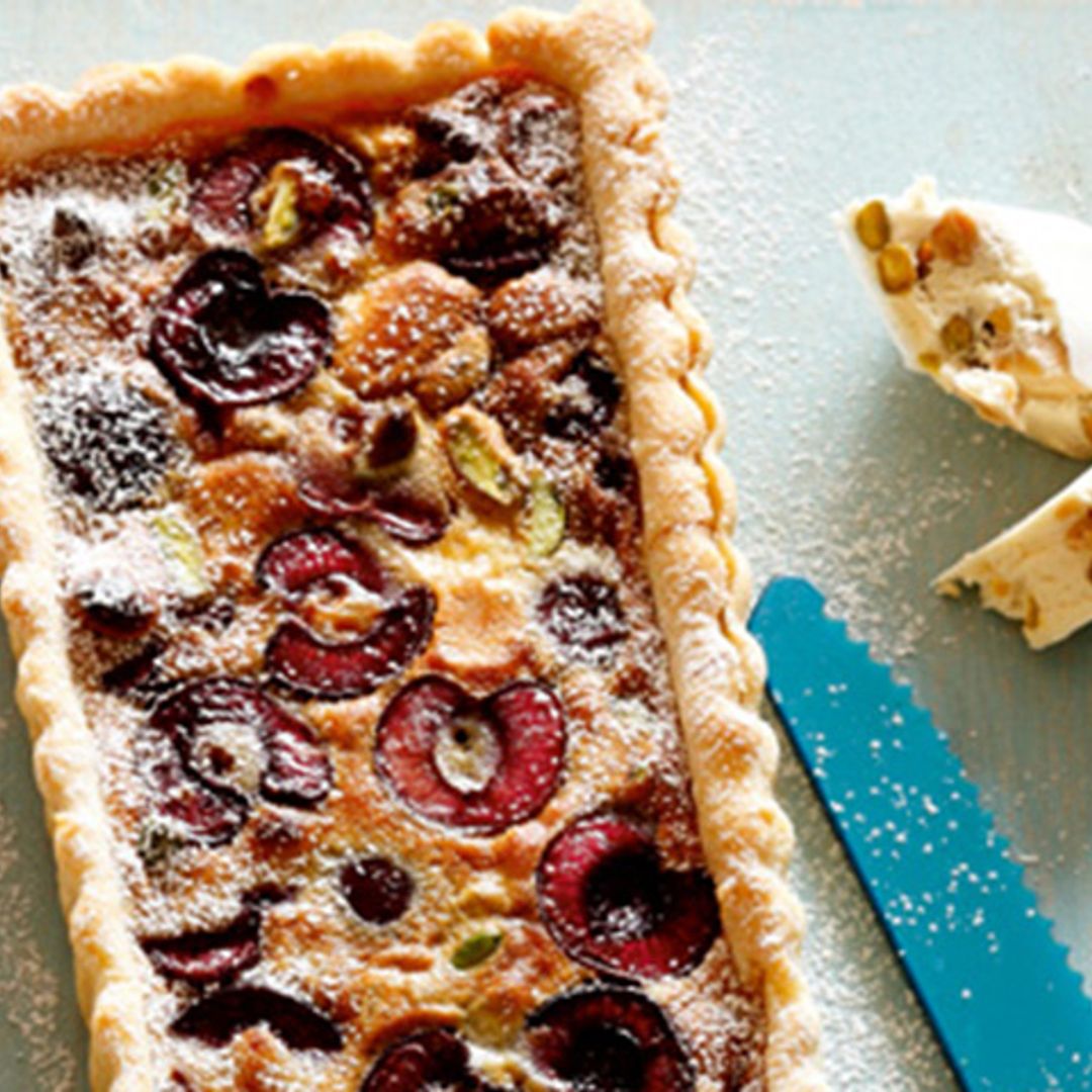 Tartaleta de avellanas con pistachos y cerezas