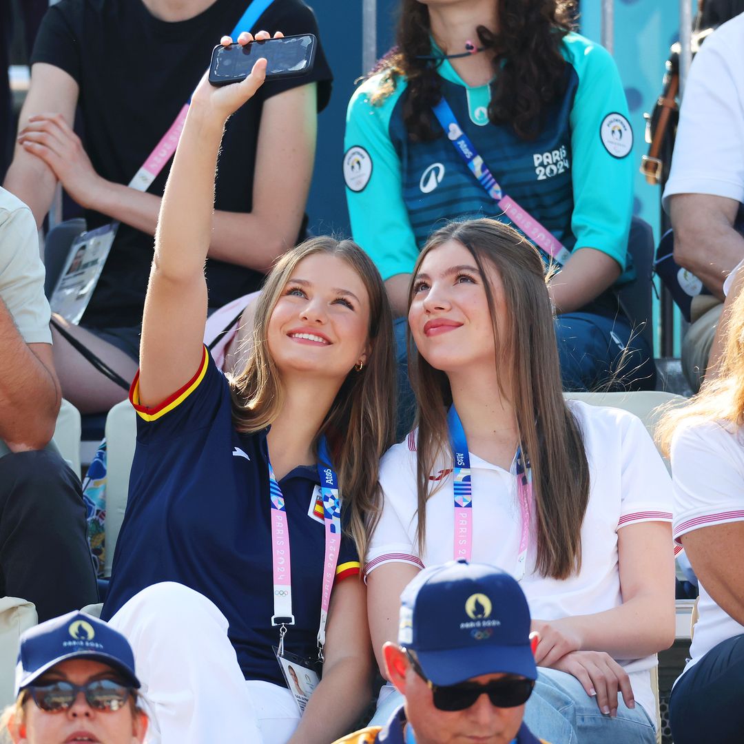 La princesa Leonor y la infanta Sofía demuestran su habilidad para las selfies en París 2024