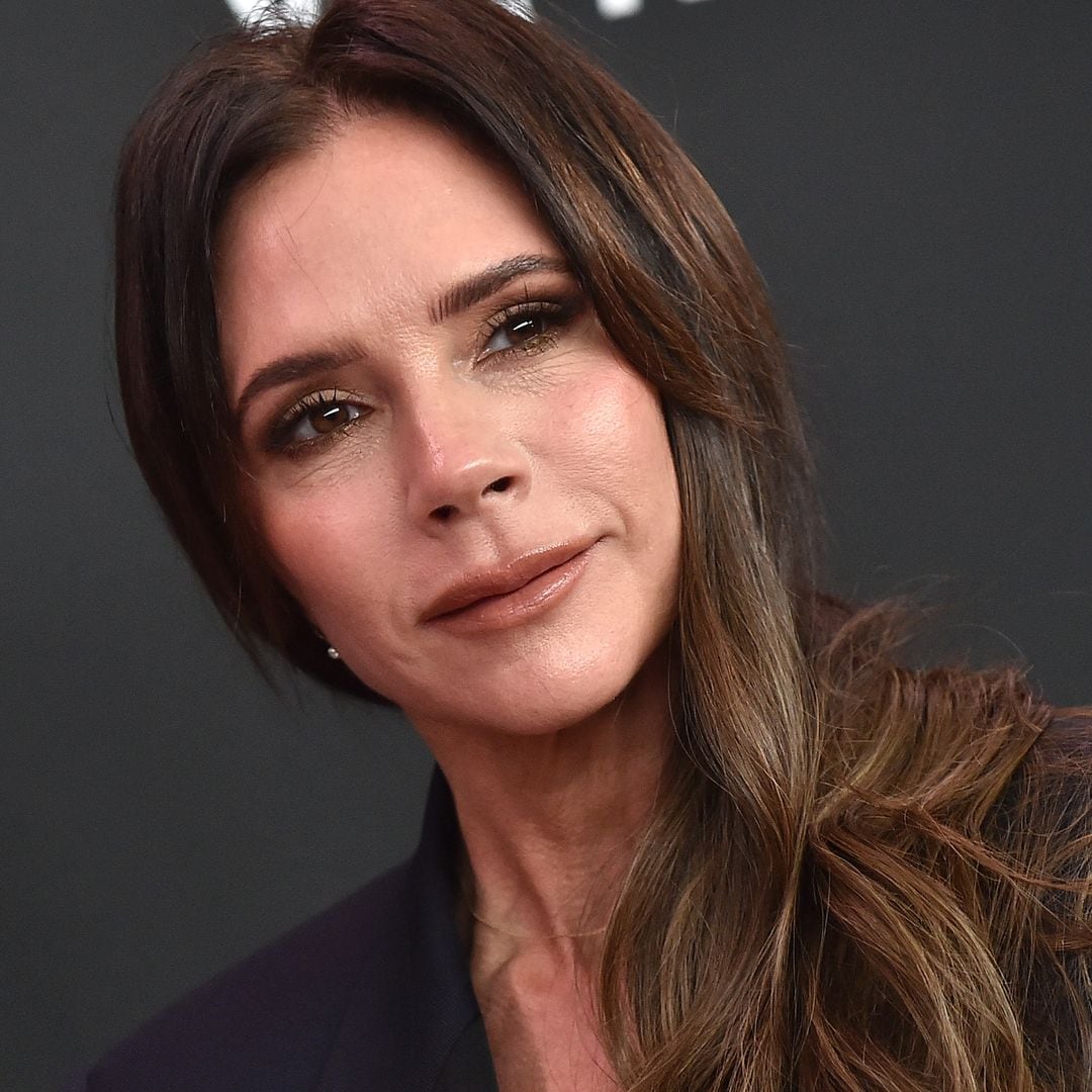 El truco de Victoria Beckham para lograr el icónico maquillaje 'smokey eyes' que repite desde hace años