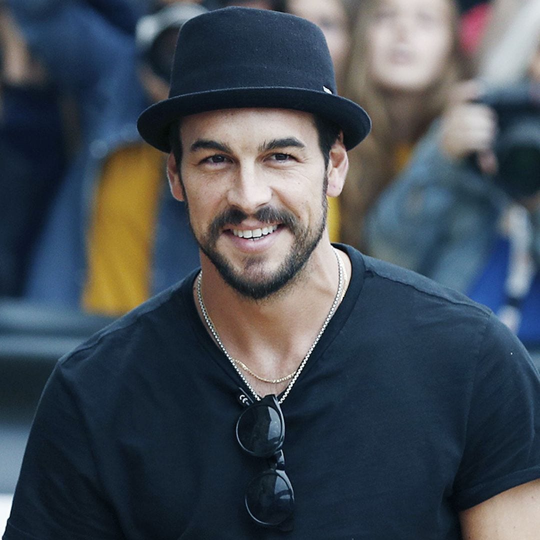 ¿Por qué Mario Casas no se quita el sombrero?