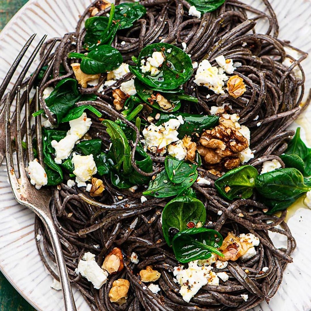 Espaguetis de alubias con espinacas, feta y nueces