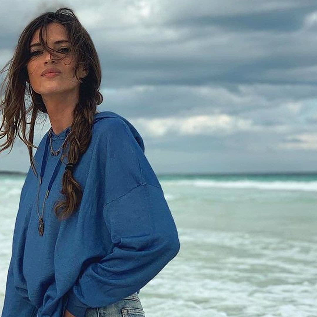 Sara Carbonero se suma por sorpresa a la limpieza de una playa en Galicia