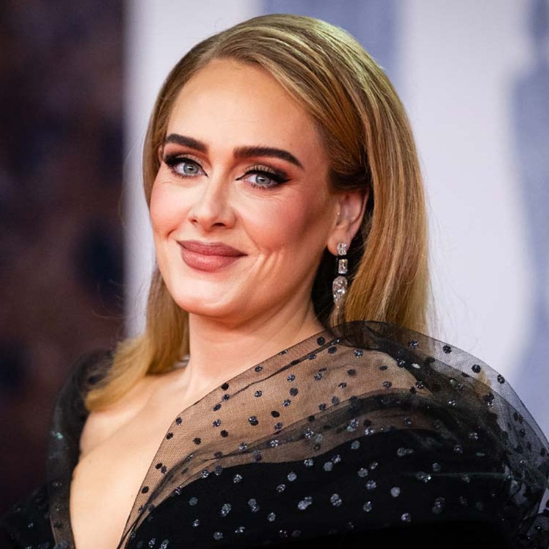 Adele vuelve a ser viral por sus vestidazos y ¿su anillo de compromiso?