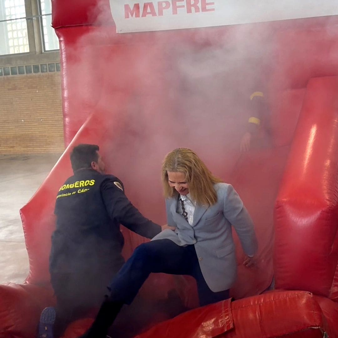 La infanta Elena conoce de cerca el trabajo de los bomberos y protagoniza estas curiosas imágenes