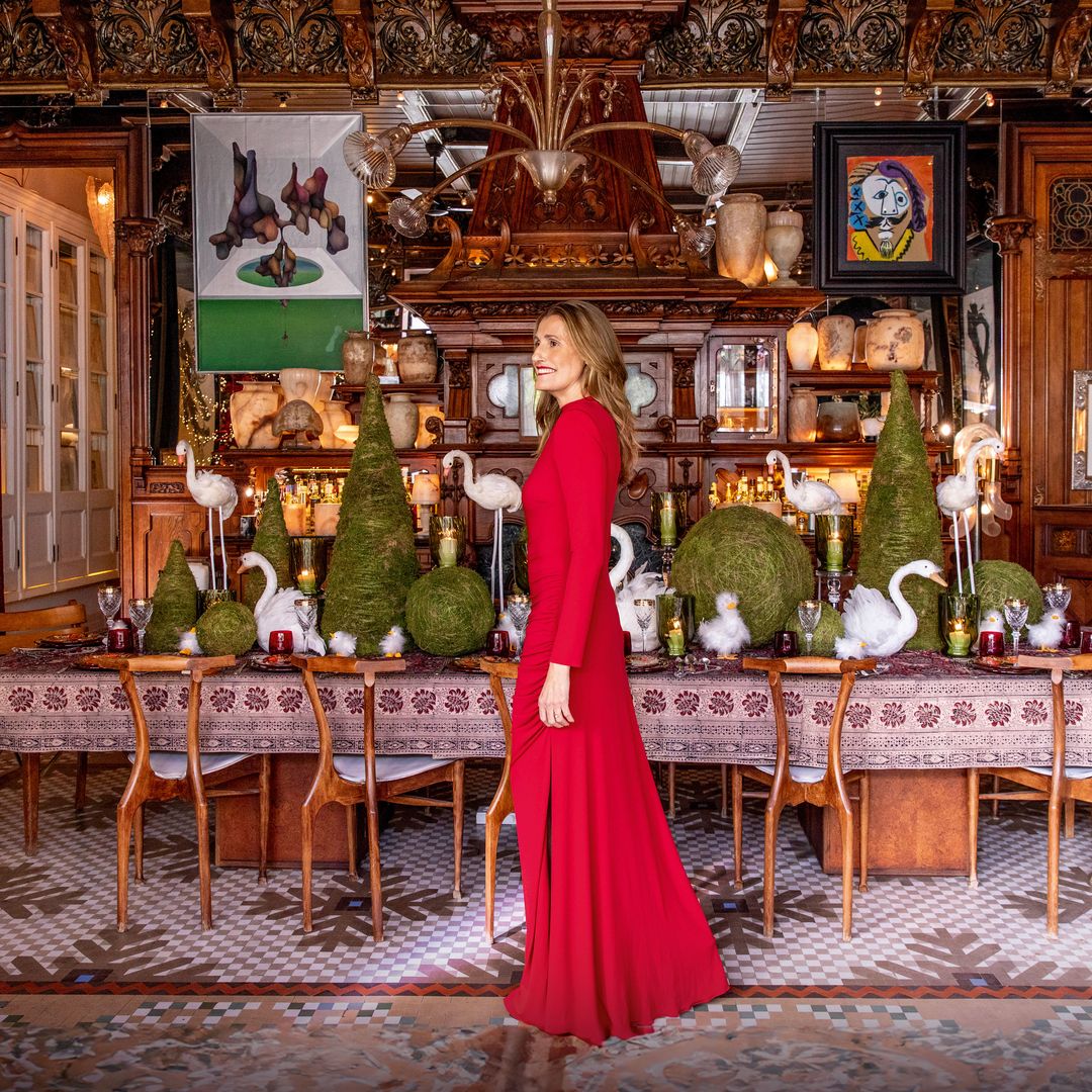 Mar fotografiada en el comedor, presidido por una mesa hecha con un despiece de parquet de roble y sillas "Gaulino" de Óscar Tusquets. En el techo, se puede admirar una lámpara de Murano de los años 50. Un Picasso encima de un pedestal de cerámica y un Miró anuncian la entrada al comedor.