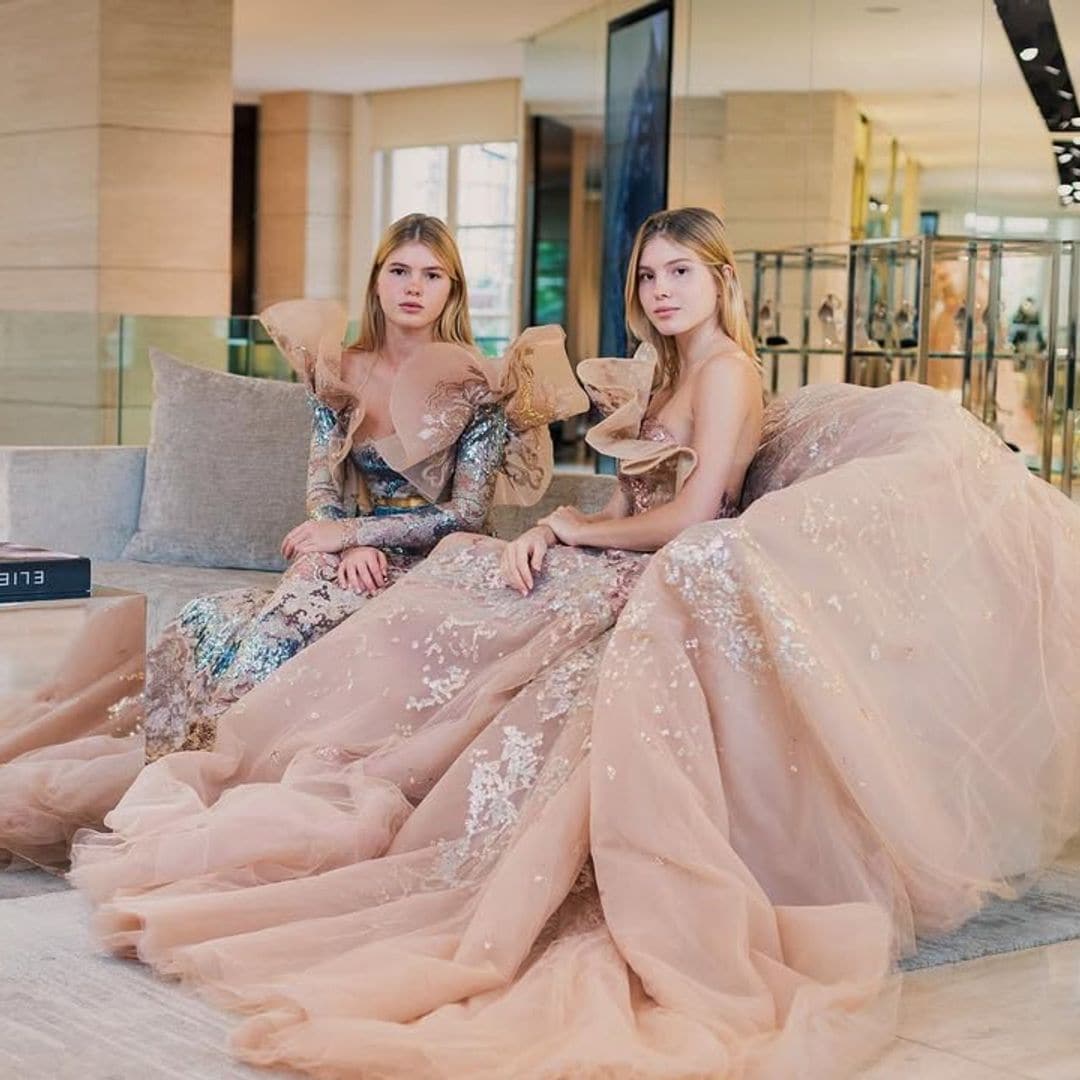 Victoria y Cristina Iglesias, las hijas de Julio Iglesias y Miranda Rijnsburger, vestidas para el Baile de Debutantes en París