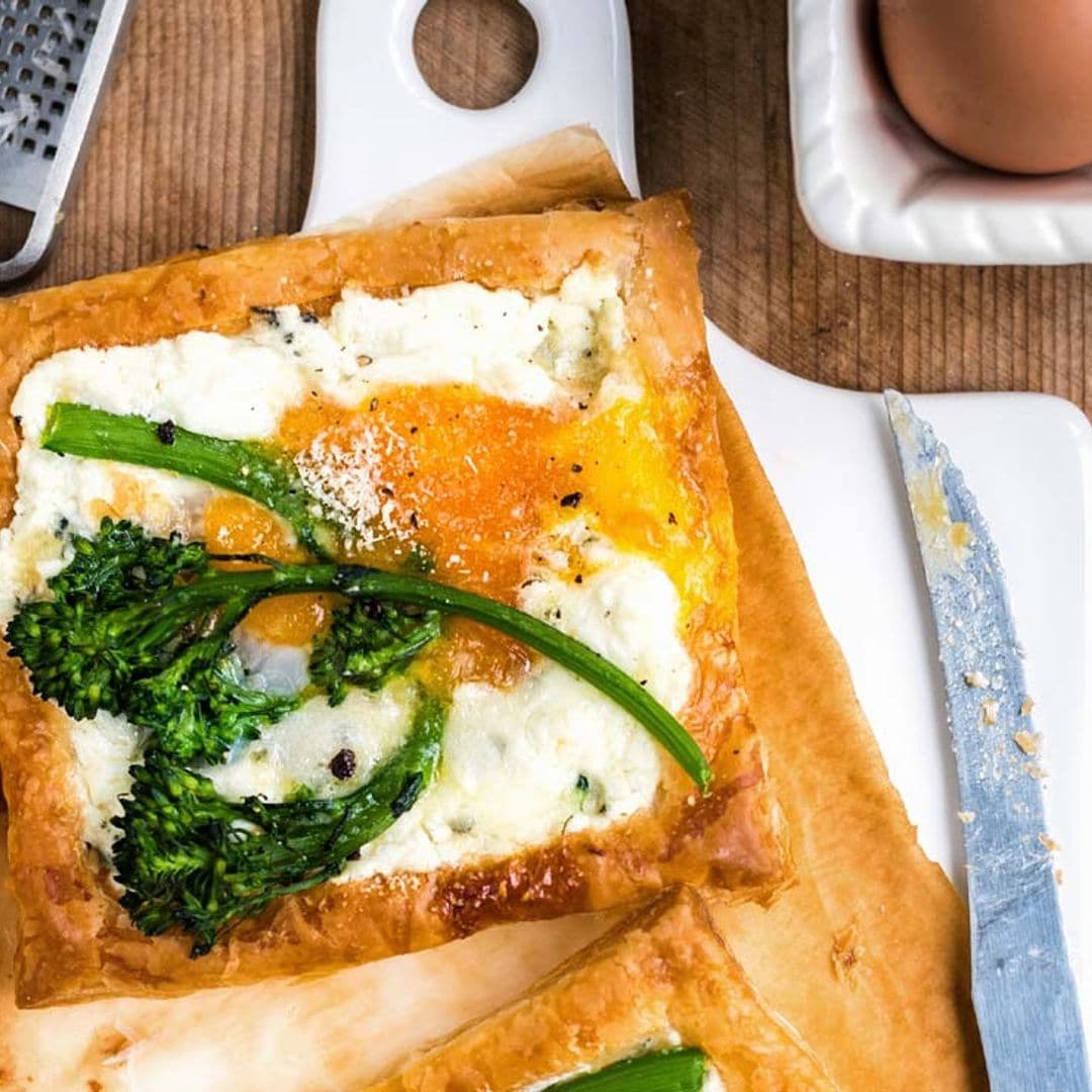 'Galettes' de hojaldre con huevo y brócoli