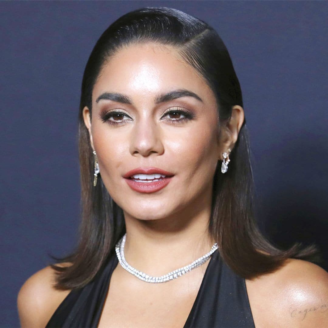 Vanessa Hudgens copia el look 'chica Bond' de Ana de Armas