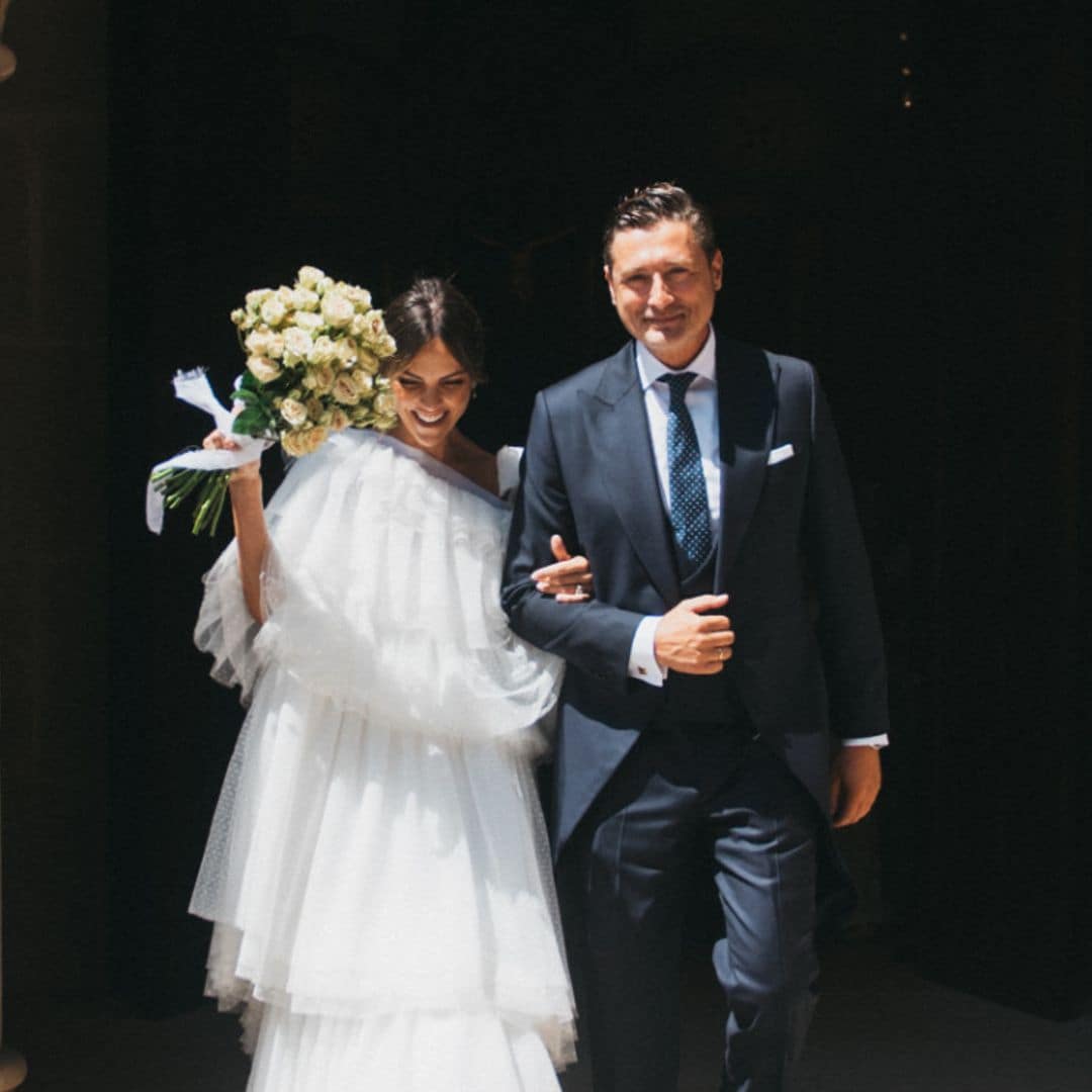 Un vestido sencillo con una espectacular capa de tul para Pilar, la novia que se casó en Gijón