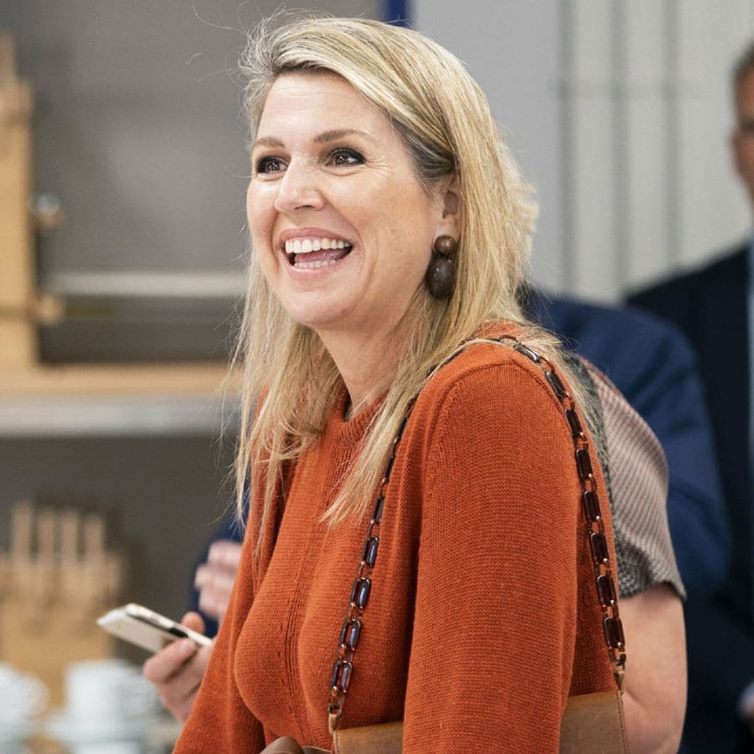 Máxima visita un taller de costura con un look de Zara y pendientes de madera