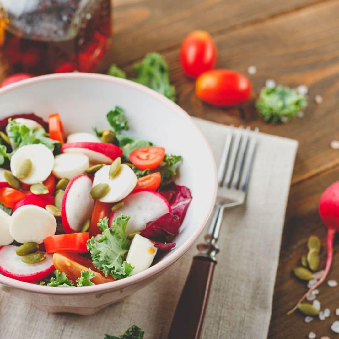 Ensalada de rabanitos con queso y pipas de calabaza