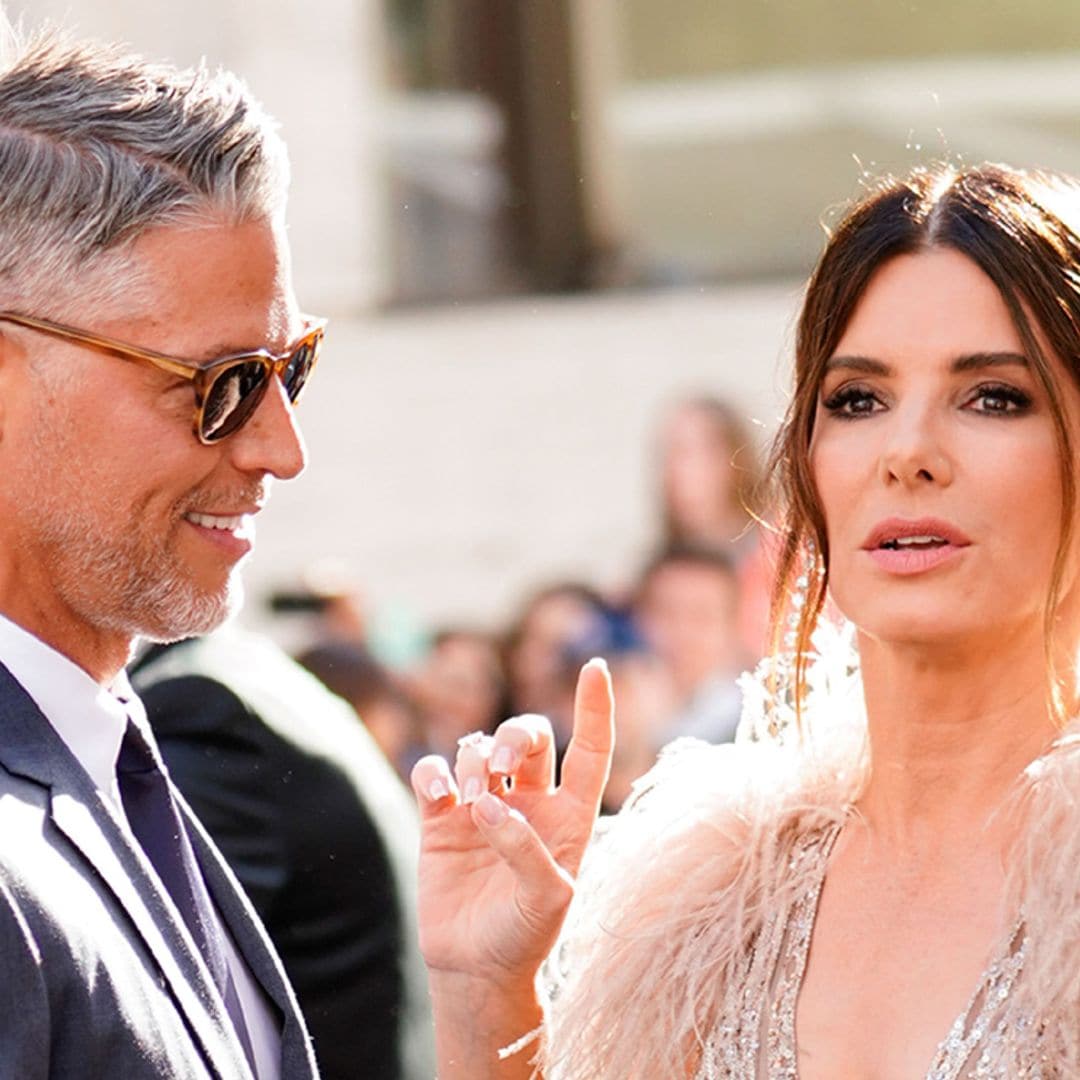 Así hablaba Sandra Bullock sobre su historia de amor con Bryan Randall, que ha muerto a los 57 años