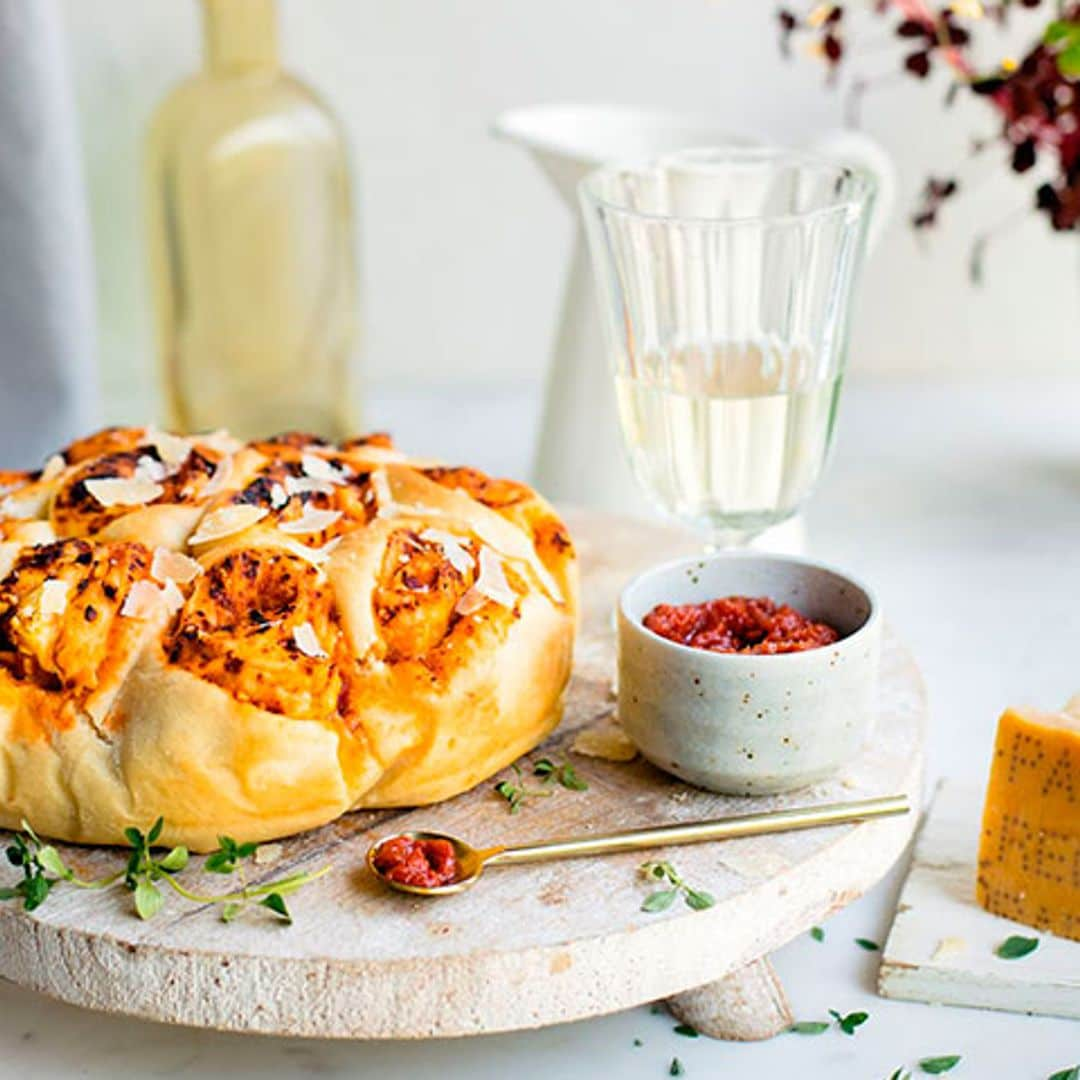 Tarta salada de rosas de Parmigiano Reggiano, paté de tomate seco y almendras