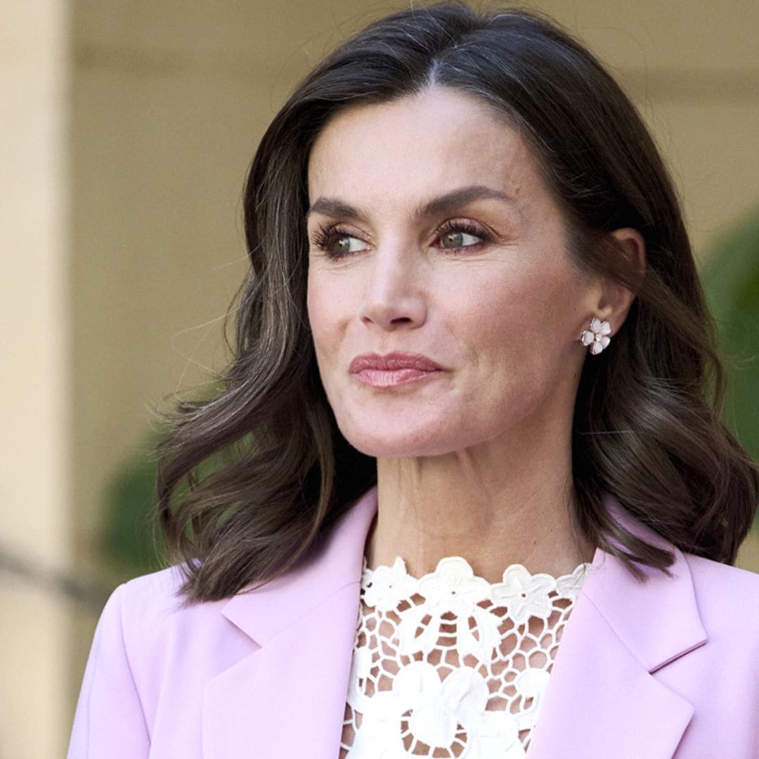 La reina Letizia recicla en Gandía su top canario para transformar su traje rosa más moderno