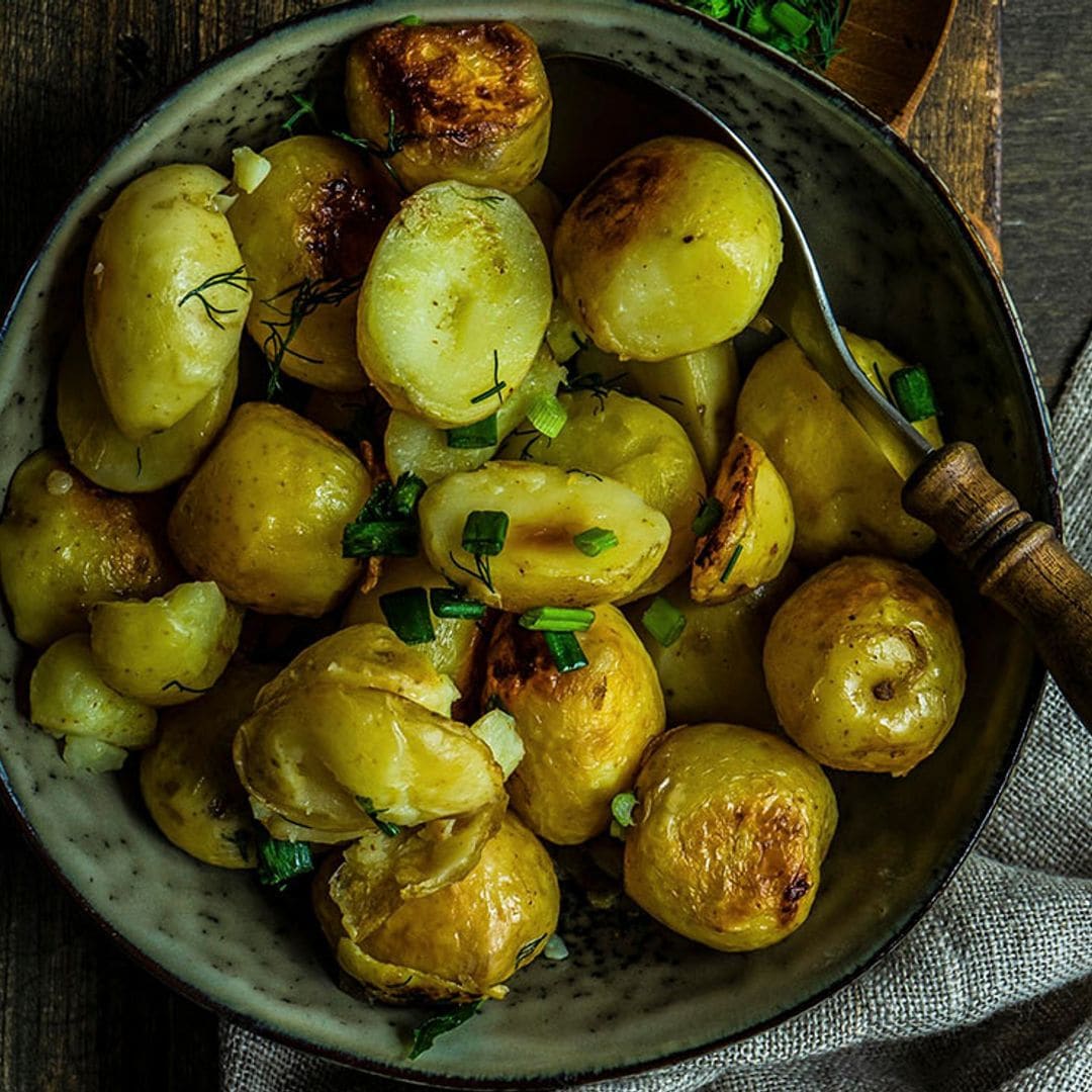 Patatas al horno de guarnición, con especias y hierbas