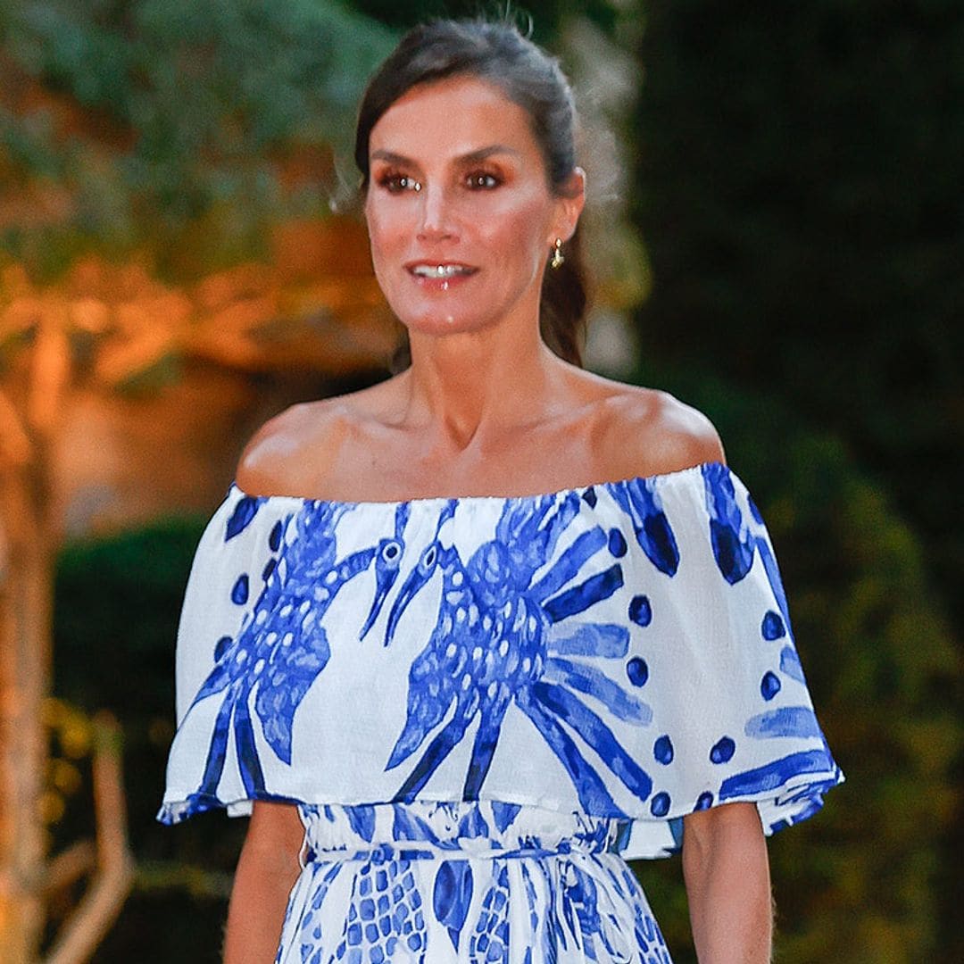 La reina Letizia estrena un precioso vestido estampado de escote 'Bardot' y firma sorpresa