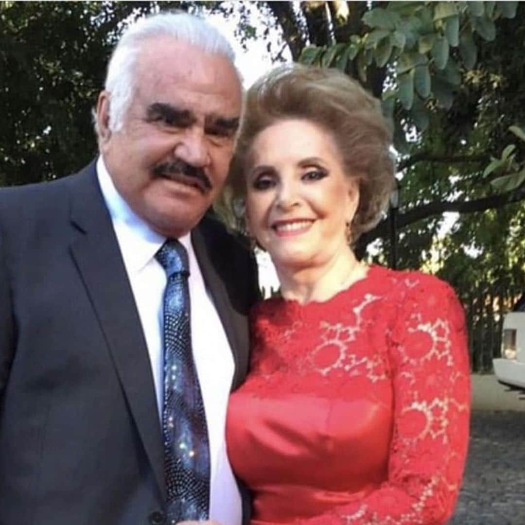 Doña Cuquita, viuda de Don Vicente Fernández, reaparece con su bisnieta Mía en los brazos