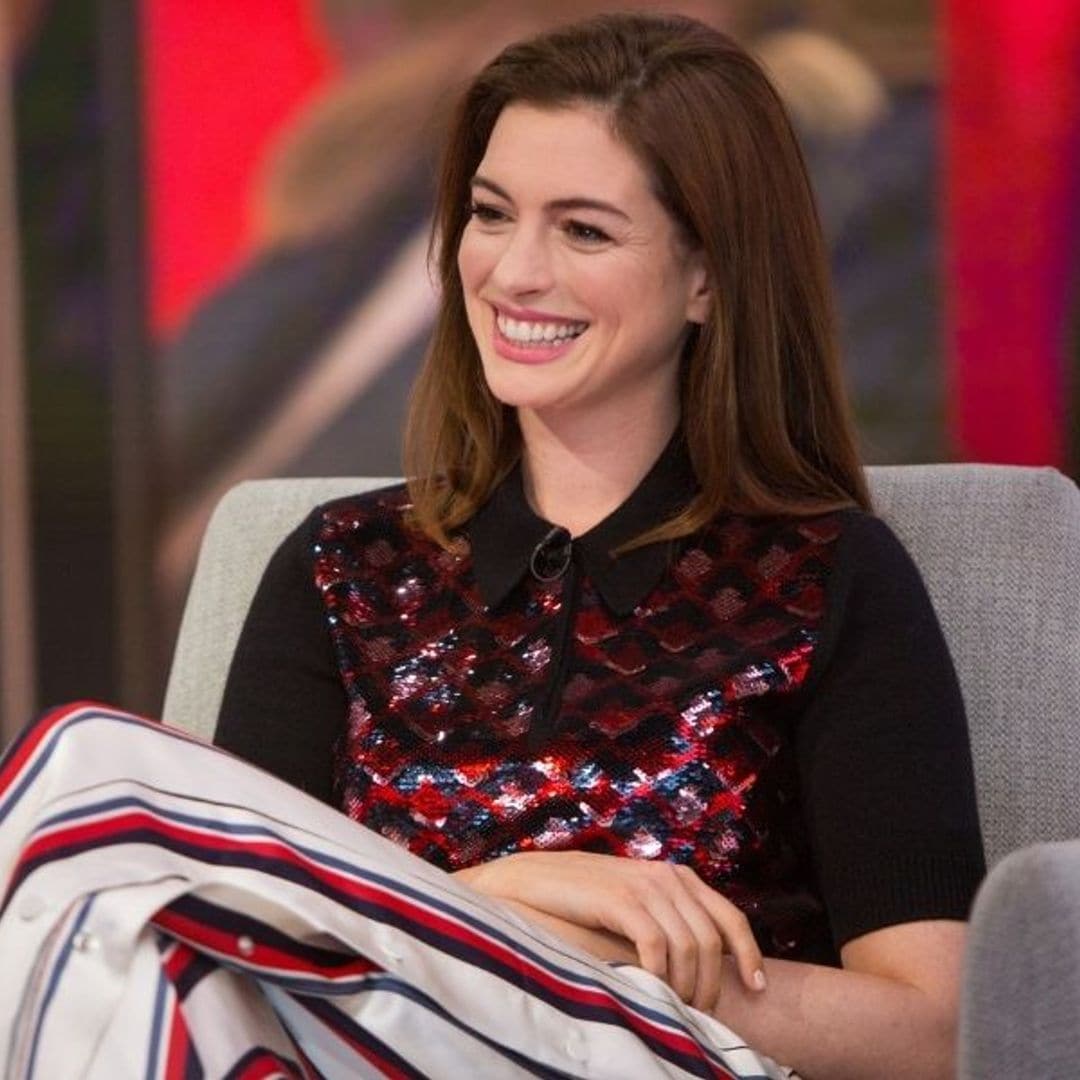 Anne Hathaway hace un guiño a ‘Princesa por sorpresa’ con su último look en Milán