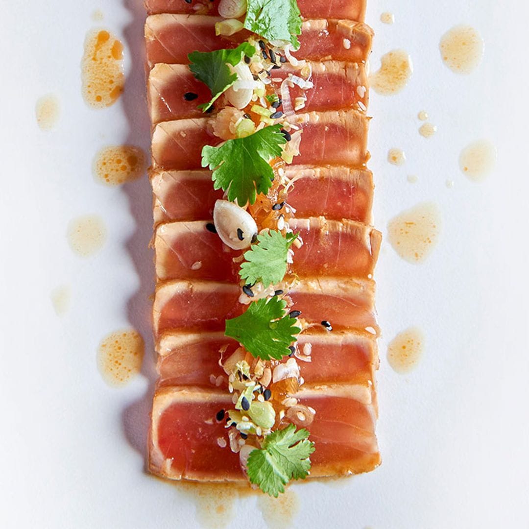 Tataki de atún con escabeche suave, tamari y cilantro