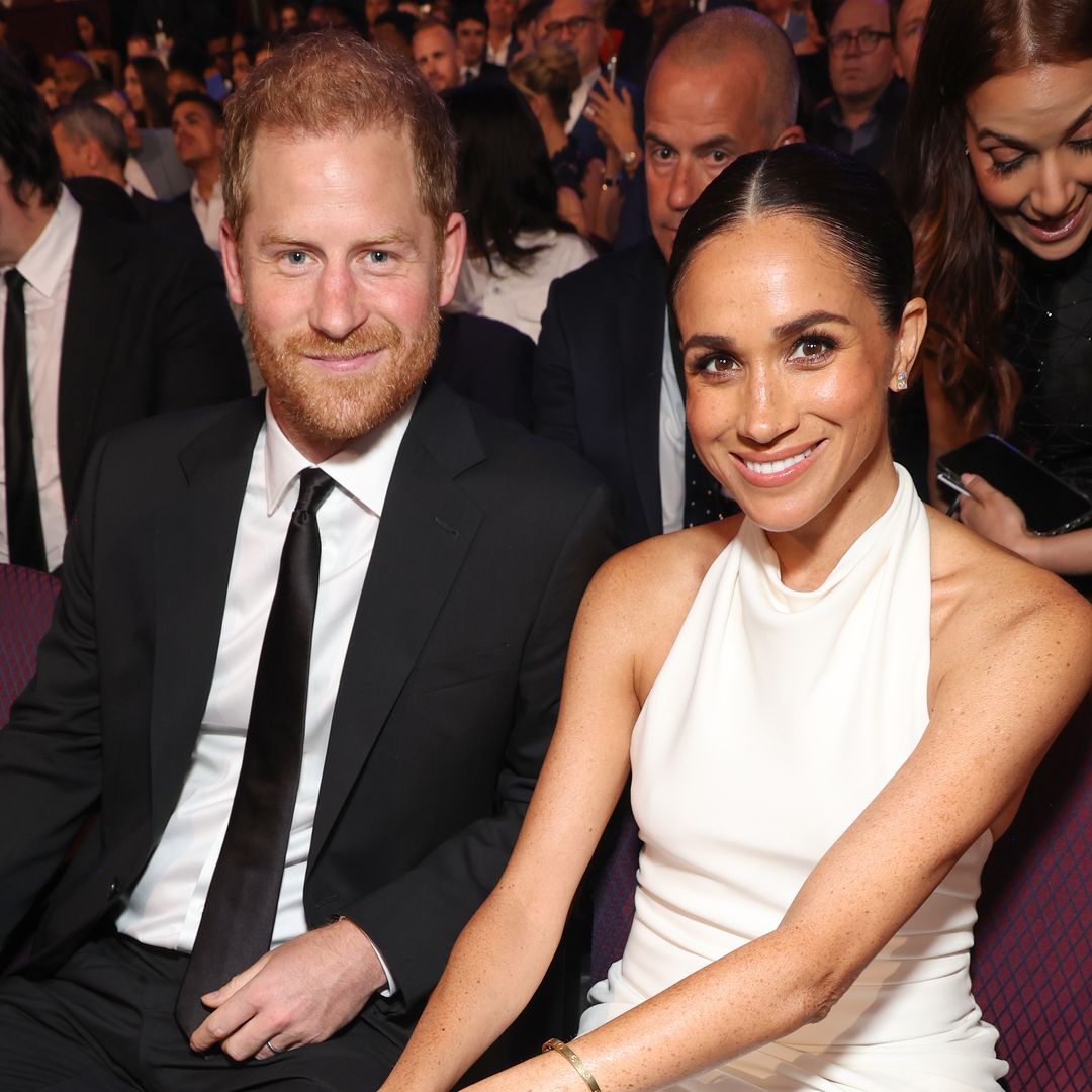 Acompañado por Meghan Markle, el príncipe Harry es premiado por su labor en los Invictus Games