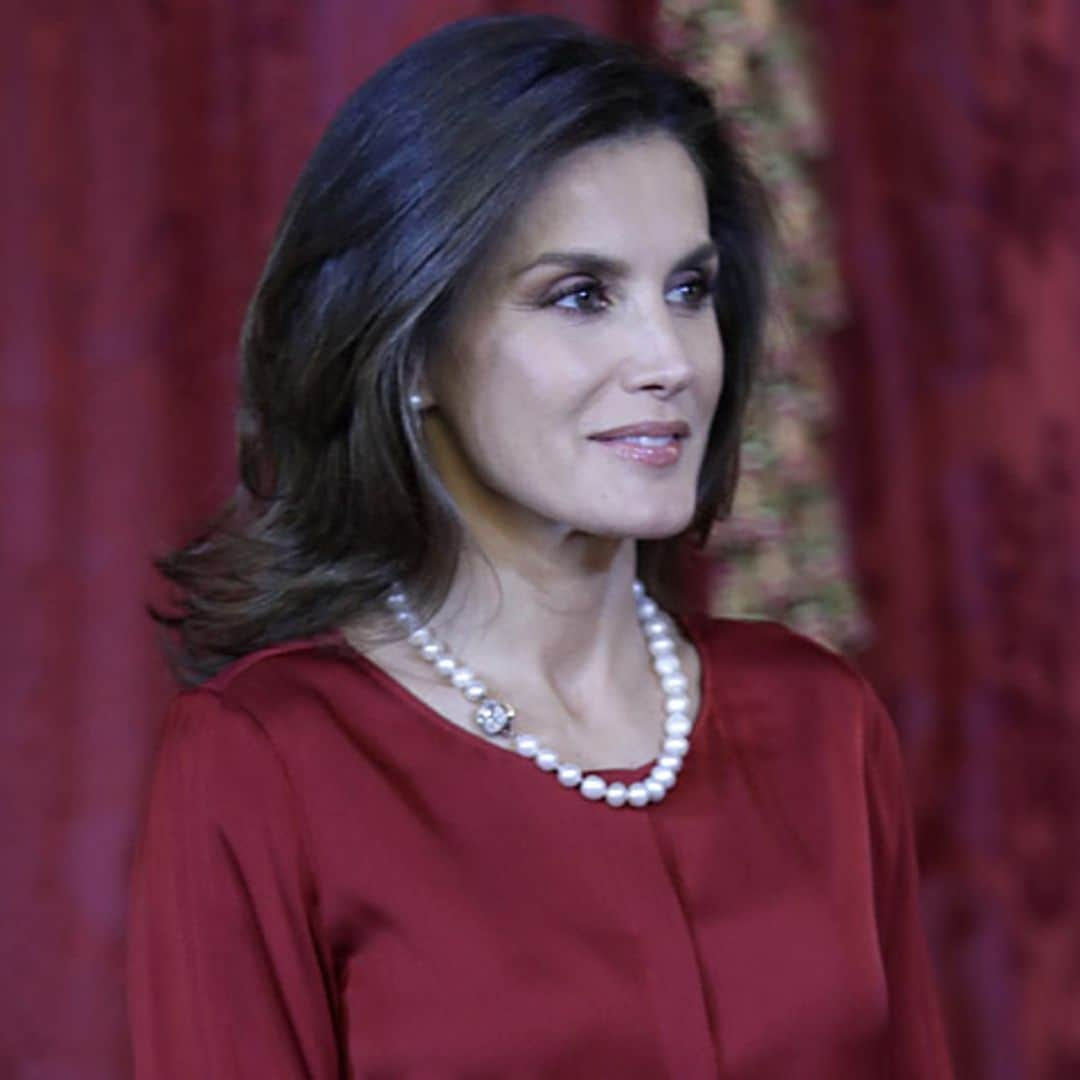 ¿Por qué este look rojo de Doña Letizia no es como los demás?