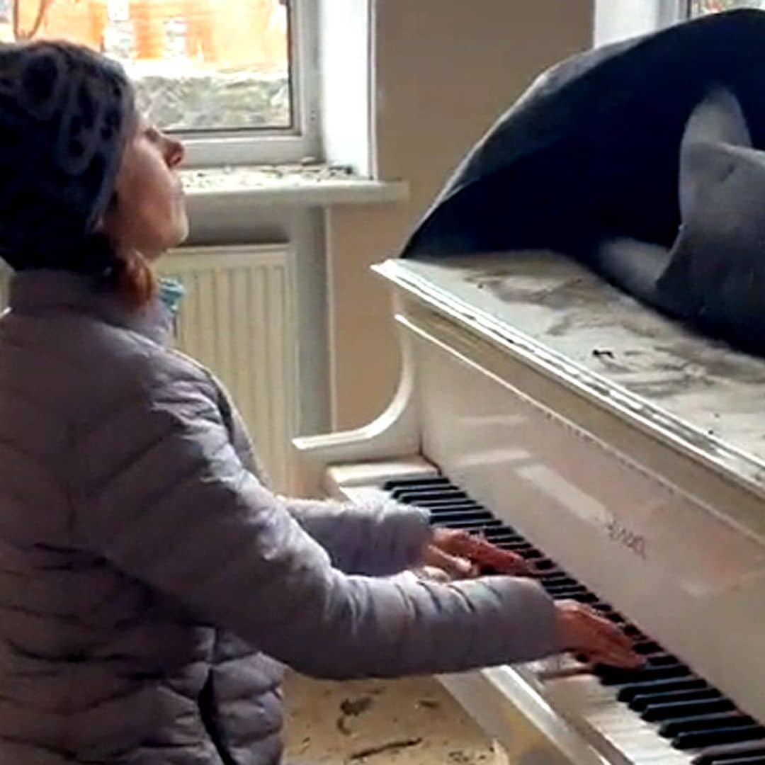 El sobrecogedor vídeo de una mujer ucraniana tocando el piano entre los escombros de su hogar