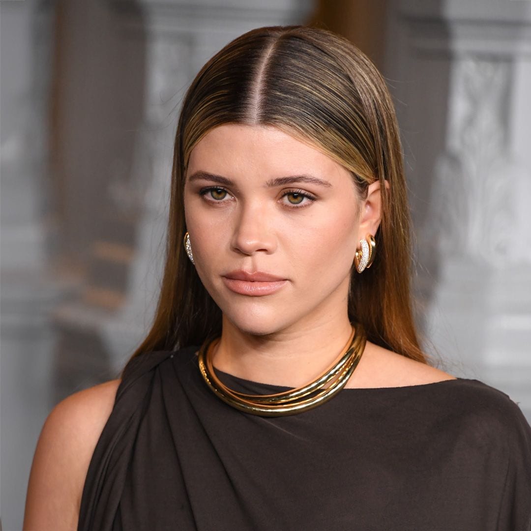 Solo necesitas dos gomas (y este truco) para copiar el peinado pulido de Sofia Richie