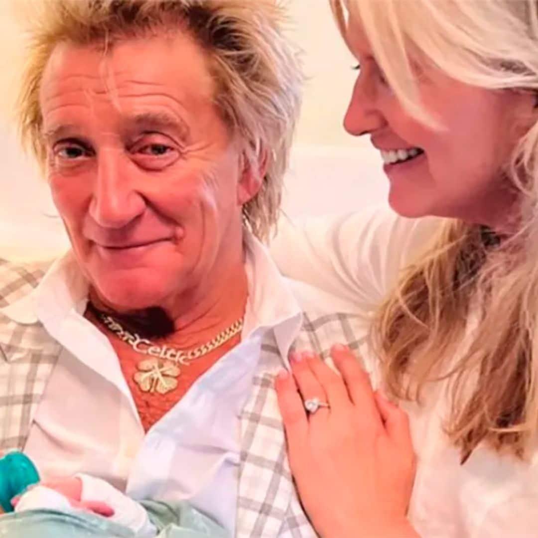 Rod Stewart, un 'abuelo feliz' por partida doble, posa con sus nietos recién nacidos