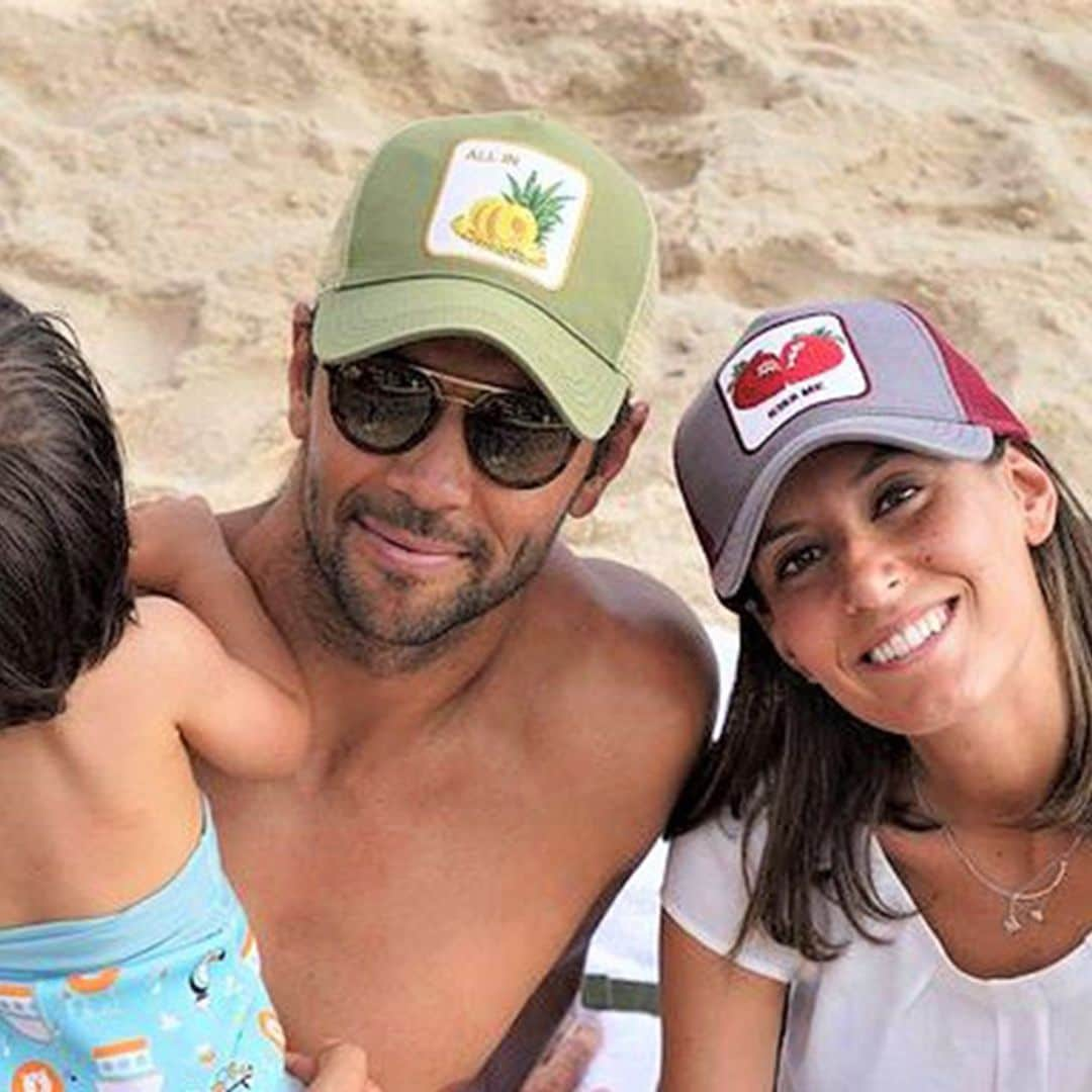 ¡Buscando cangrejos! Las simpáticas vacaciones en la playa de Ana Boyer y Verdasco con su hijo Miguel