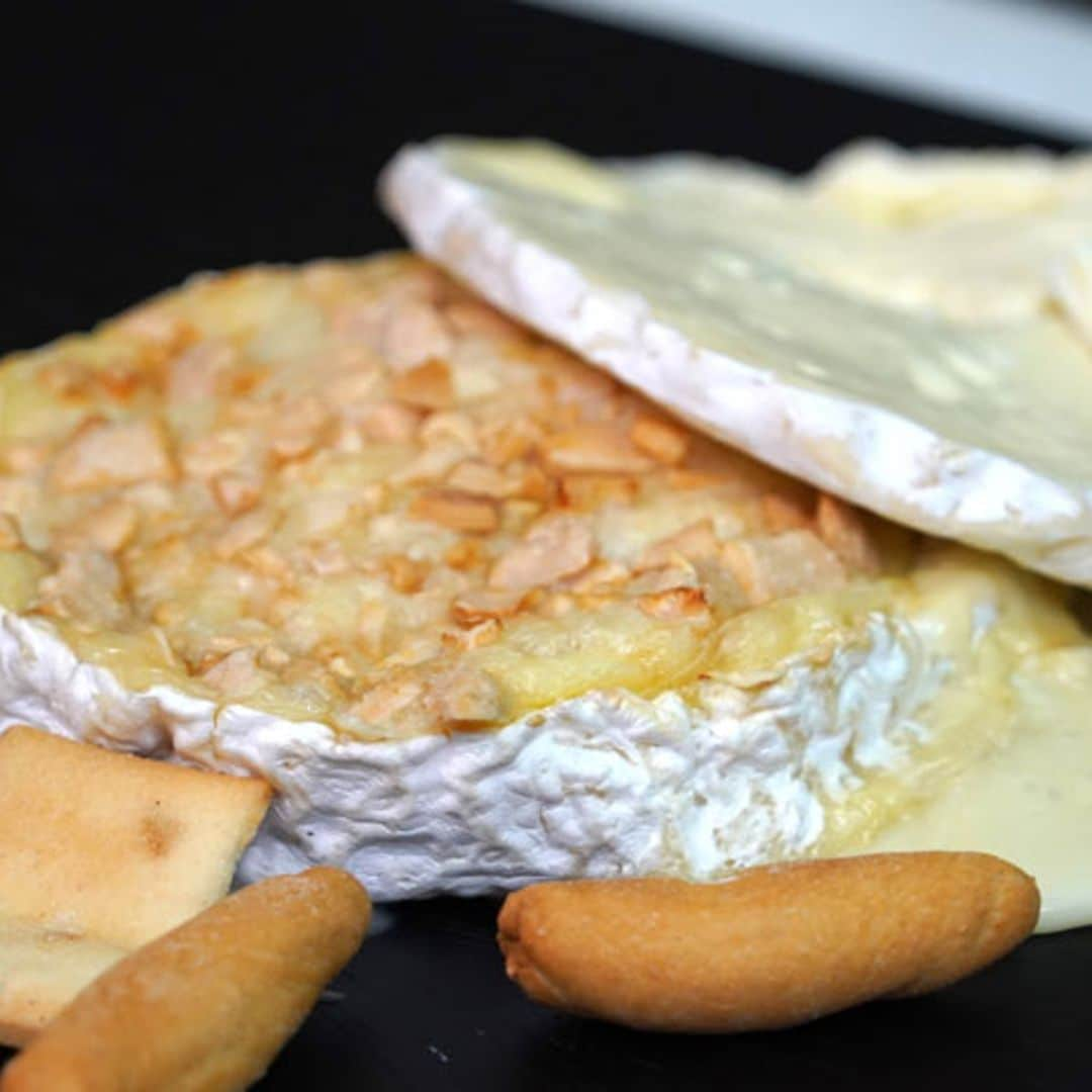 Queso Camembert con almendras y vino blanco