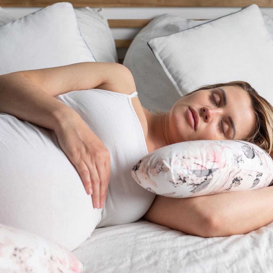 mujer embarazada descansando en la cama