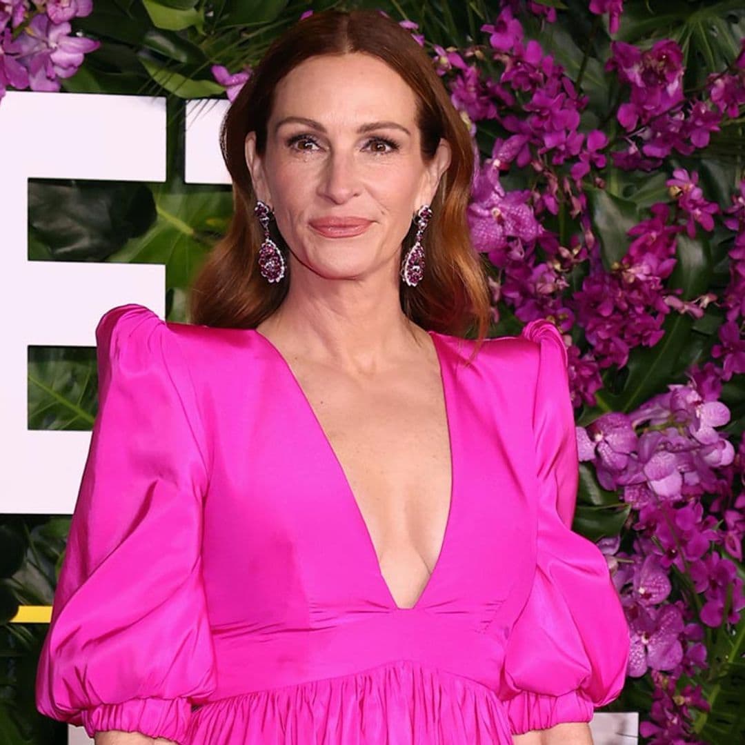 Los looks opuestos de Julia Roberts y Amal Clooney: un vestido 'Barbiecore' y otro de 2002