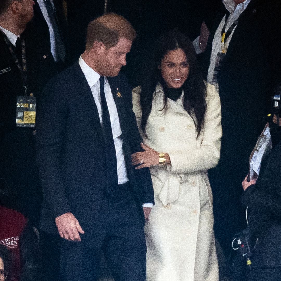 Meghan Markle y su elegancia depurada en los Juegos Invictus 2025: del maxiabrigo al vestido ‘midi’ plisado