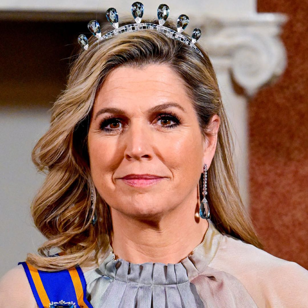 Máxima magnifica su vestido iridiscente con joyas históricas de aguamarinas